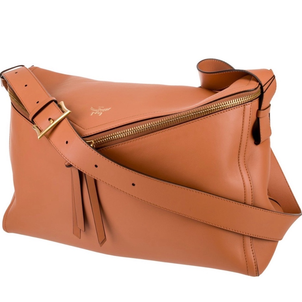 MCM NWT 3D Diamant Leather messenger BAG
Comes with dust bag and mcm cards